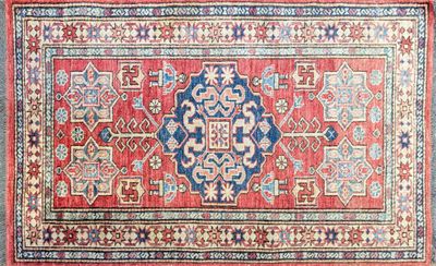 un tapis rouge et bleu à motifs de médaillons