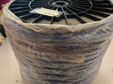 un récipient en plastique muni d'un ventilateur, posé sur une table