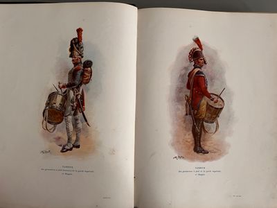 un livre ouvert sur lequel figure l'image d'un soldat et d'un tambour