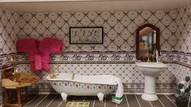 Diorama. Composition miniature, dans une vitrine en bois, vitre e...
