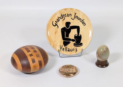 Lot "varia", comprenant : (x1) assiette ronde en faïence de …