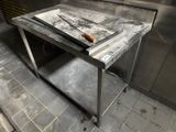 une table sur laquelle est posé un couteau, dans une cuisine