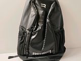 un sac à dos noir posé sur une table