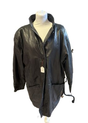 veste en cuir noir sur un mannequin, un mannequin, un mannequin, un mannequin, un mannequin, un mannequin, un mannequin, un mannequin, un mannequin