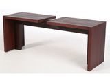 un banc en bois posé sur un sol blanc