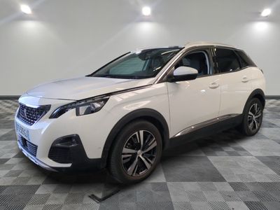 le SUV blanc est garé dans une pièce au sol en damier