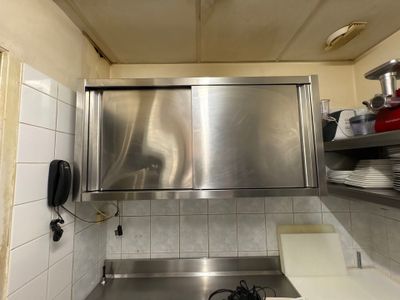 un plan de travail en acier inoxydable dans une cuisine commerciale