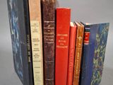 plusieurs livres sont empilés sur une table