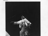 photographie en noir et blanc d'un astronaute en combinaison spatiale