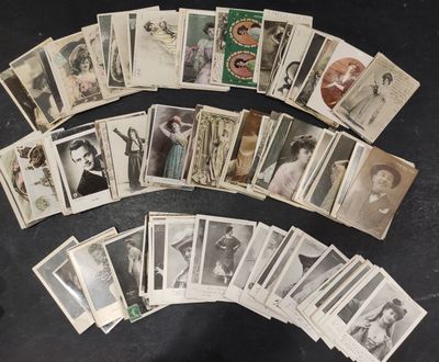 une vieille photo d'un tas de vieilles photos sur une table