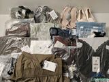 beaucoup de vêtements et de chaussures posés sur une étagère