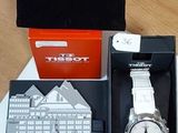 une boîte avec une montre à l'intérieur sur une table