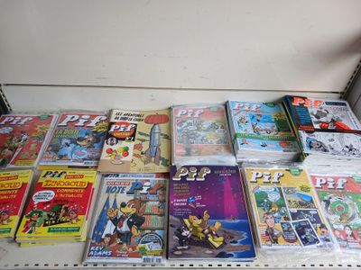 beaucoup de bandes dessinées sur l'étagère de la pièce