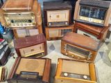 il y a plein de vieilles radios par terre
