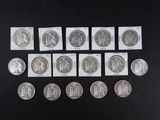 Plusieurs pièces d'argent de 25 cents sont alignées sur une surface noire