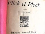 un vieux livre à la couverture rose posé sur une table
