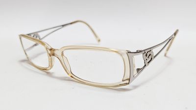 une image représentant une paire de lunettes posée sur une table