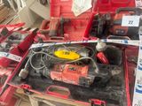 de nombreux outils qui se trouvent dans une boîte rouge