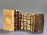 deux vieux livres posés l'un sur l'autre sur une table