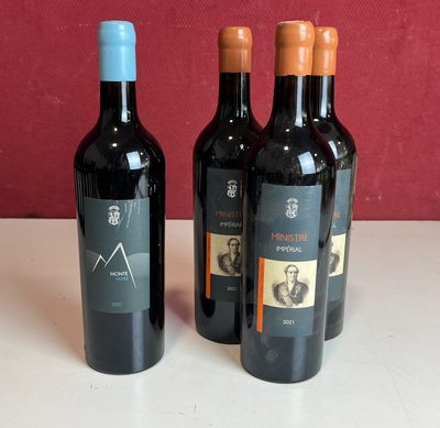 plusieurs bouteilles de vin sont alignées sur une table