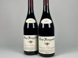 deux bouteilles de vin rouge posées l'une à côté de l'autre sur une table