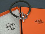 une boîte orange avec un porte-clés et une boîte orange avec un porte-clés