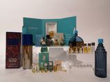 une photo montrant un présentoir de parfums et de flacons de parfum posés sur une table