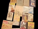 beaucoup de livres posés sur une surface noire