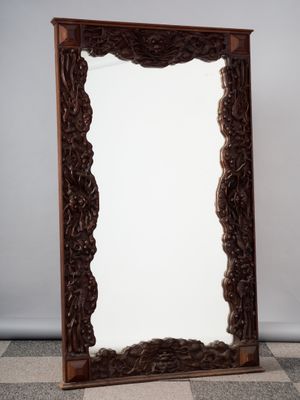 une image représentant un miroir posé sur un sol à carreaux