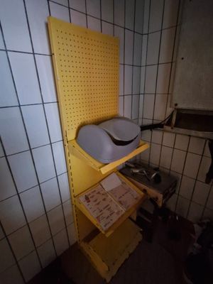 Présentoir en métal jaune à trois niveaux