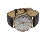 gros plan d'une montre-bracelet sur fond blanc