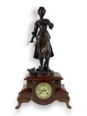 Pendule en marbre rouge surmontée d'un sujet en régule à pat…