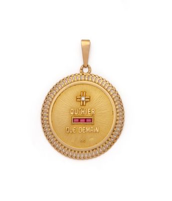 Gros plan sur une médaille d'or ornée d'une croix