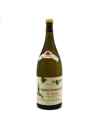 a bottle of wine that is sitting on a table