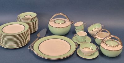 une photo d'un service de table vert et blanc