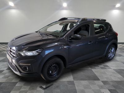 la voiture grise est garée dans le garage sur le sol en damier