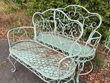 un banc et une chaise posés au bord de la route