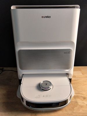 une petite machine blanche posée sur une table en bois