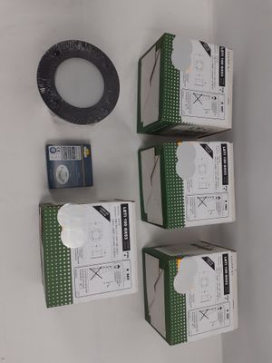 trois boîtes sont empilées les unes sur les autres contre un mur
