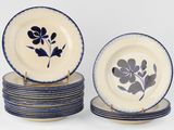 une pile d'assiettes ornées de motifs bleus et blancs