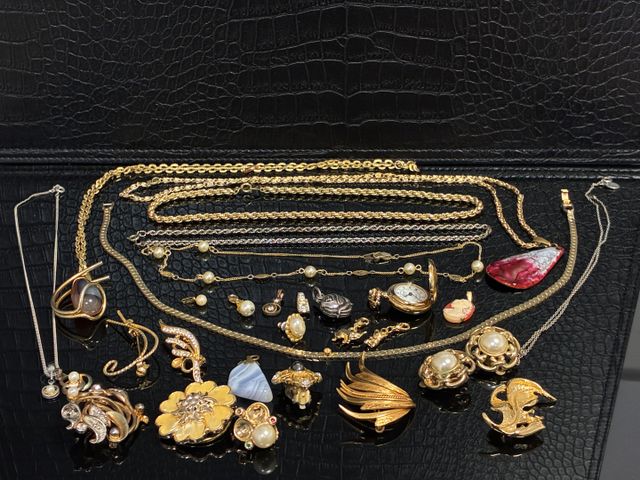 Bijoux fantaisies : quatre clips d’oreille et un bouton d’oreille