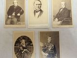 quatre vieilles photographies en noir et blanc représentant des hommes et des femmes assis sur un banc