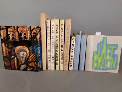 plusieurs livres sont empilés sur une table