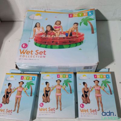 trois jouets gonflables pour piscine pour enfants posés sur une table
