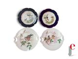 trois assiettes ornées d'oiseaux, posées sur une table