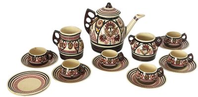 une photo d'un service à thé avec des tasses et des soucoupes