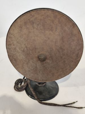 un gros objet métallique surmonté d'une corde