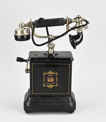un téléphone à l'ancienne avec un socle noir et des finitions dorées