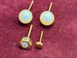 deux paires de boucles d'oreilles « oplite » posées sur un fond de velours rouge