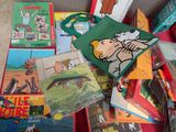 de nombreux livres pour enfants et des livres éparpillés par terre